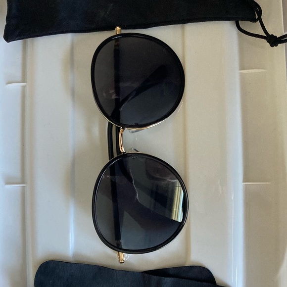 Vintage 90’s gold black rimmed sunglasses - Picture 3 of 7